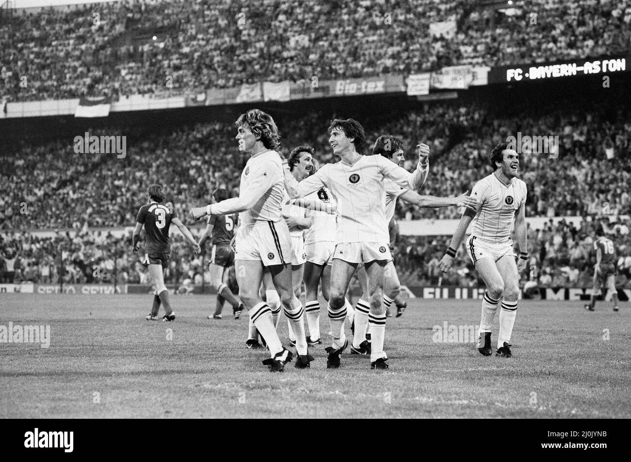 La finale de la coupe d'Europe 1982 a été jouée le 26 mai 1982. Les champions anglais Aston Villa ont battu les vainqueurs de la ligue ouest-allemande Bayern Munich 1-0 à de Kuip à Rotterdam, pays-Bas pour gagner la coupe d'Europe pour la première, et jusqu'à présent, seulement le temps.26th mai 1982 (photo) Peter Witthe (à droite) et les joueurs célèbrent son but. Banque D'Images