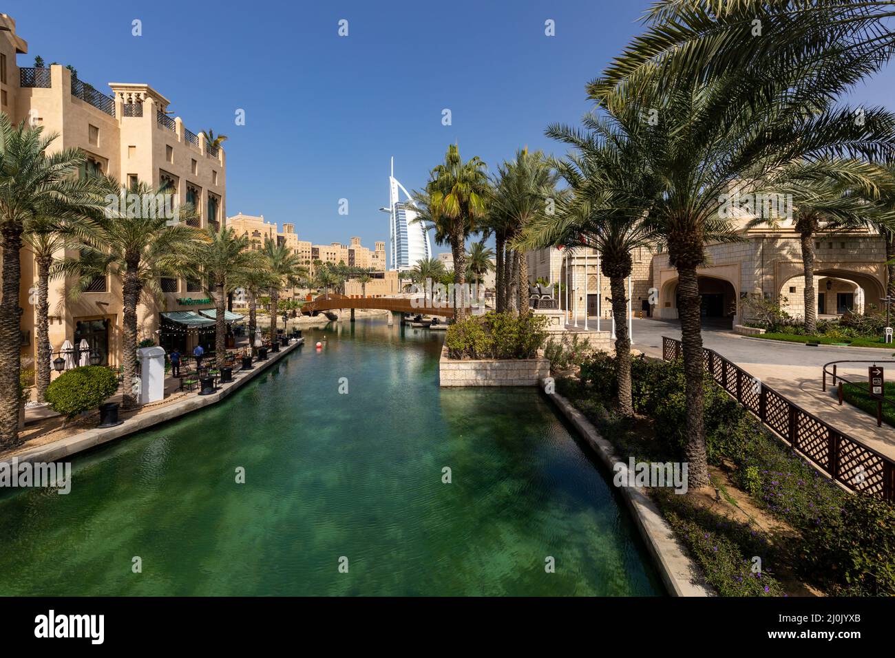 Burj Al Arab vue de Madinat Jumeirah. Architecture de style arabe traditionnel. Émirats arabes Unis. Moyen-Orient. Banque D'Images