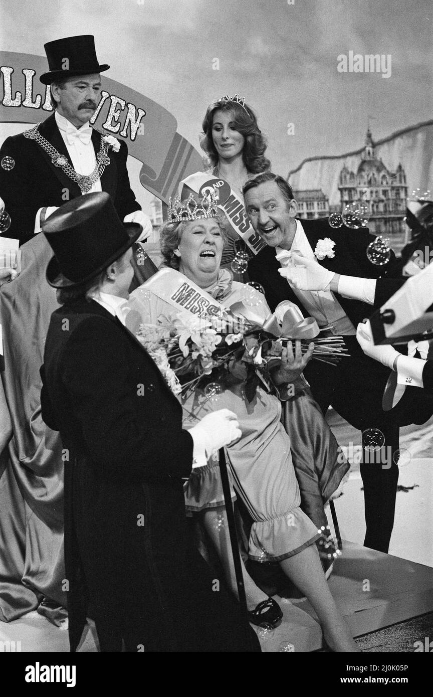 Peggy Mount participe à un concours de beauté de baignade dans « The End of the End of the Pier Show », actuellement filmé dans les studios de télévision du Sud de Southampton, Hampshire. 23rd juillet 1980. Banque D'Images