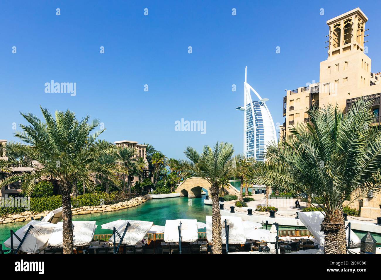 Burj Al Arab vue de Madinat Jumeirah. Architecture de style arabe traditionnel. Émirats arabes Unis. Moyen-Orient. Banque D'Images