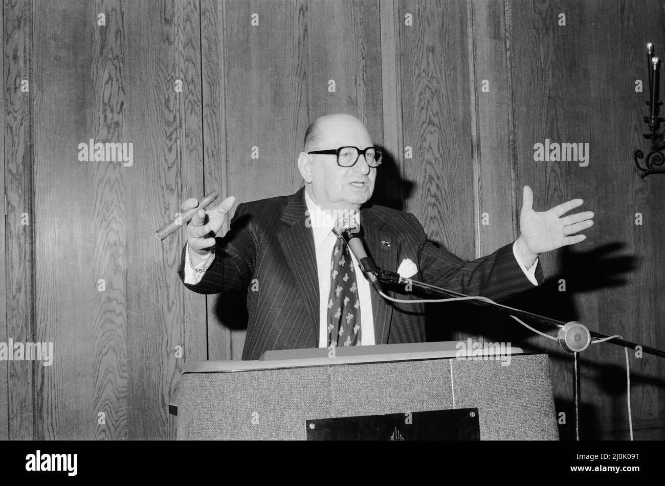 Media Mogul Lew Grade annonce qu'il a été nommé président du conseil et chef de la direction d'Embassy Communications International, une société de télévision américaine. 23rd juin 1982. Banque D'Images