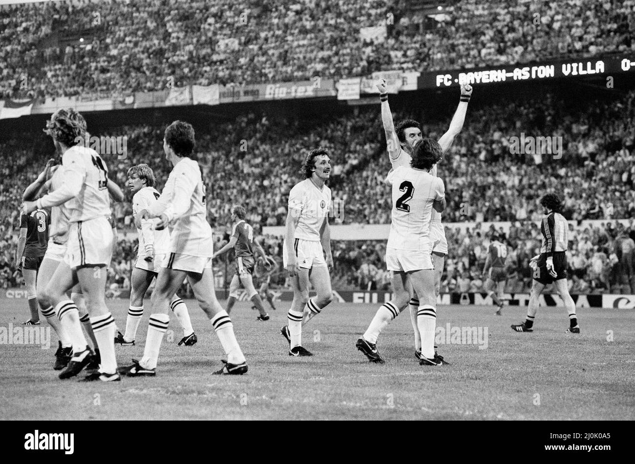 La finale de la coupe d'Europe 1982 a été jouée le 26 mai 1982. Aston Villa, championne d'Angleterre, a battu les vainqueurs de la ligue ouest-allemande Bayern Munich 1-0 à de Kuip à Rotterdam, pays-Bas pour gagner la coupe d'Europe pour la première, et jusqu'à présent, seulement le temps.26th mai 1982 (photo) Peter Witthe et les joueurs célèbrent son but. Banque D'Images
