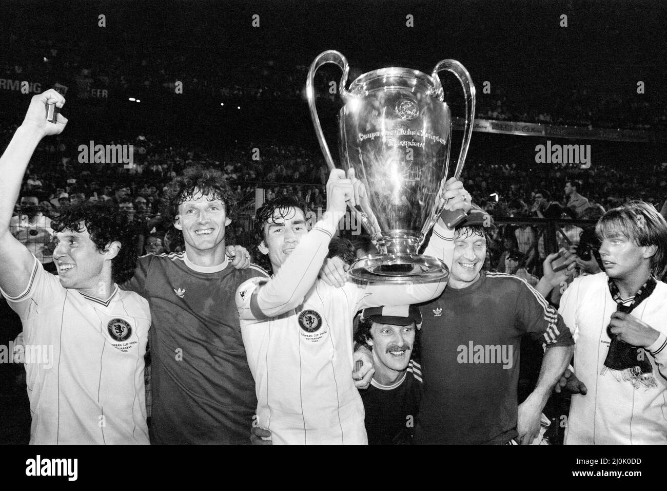 La finale de la coupe d'Europe 1982 a été jouée le 26 mai 1982. Aston Villa, championne d'anglais, a battu les vainqueurs de la ligue ouest-allemande Bayern Munich 1-0 à de Kuip à Rotterdam, pays-Bas pour gagner la coupe d'Europe pour la première, et jusqu'à présent, seulement le temps.26th Mai 1982 (photo) joueurs de Villa avec la coupe d'Europe. Banque D'Images