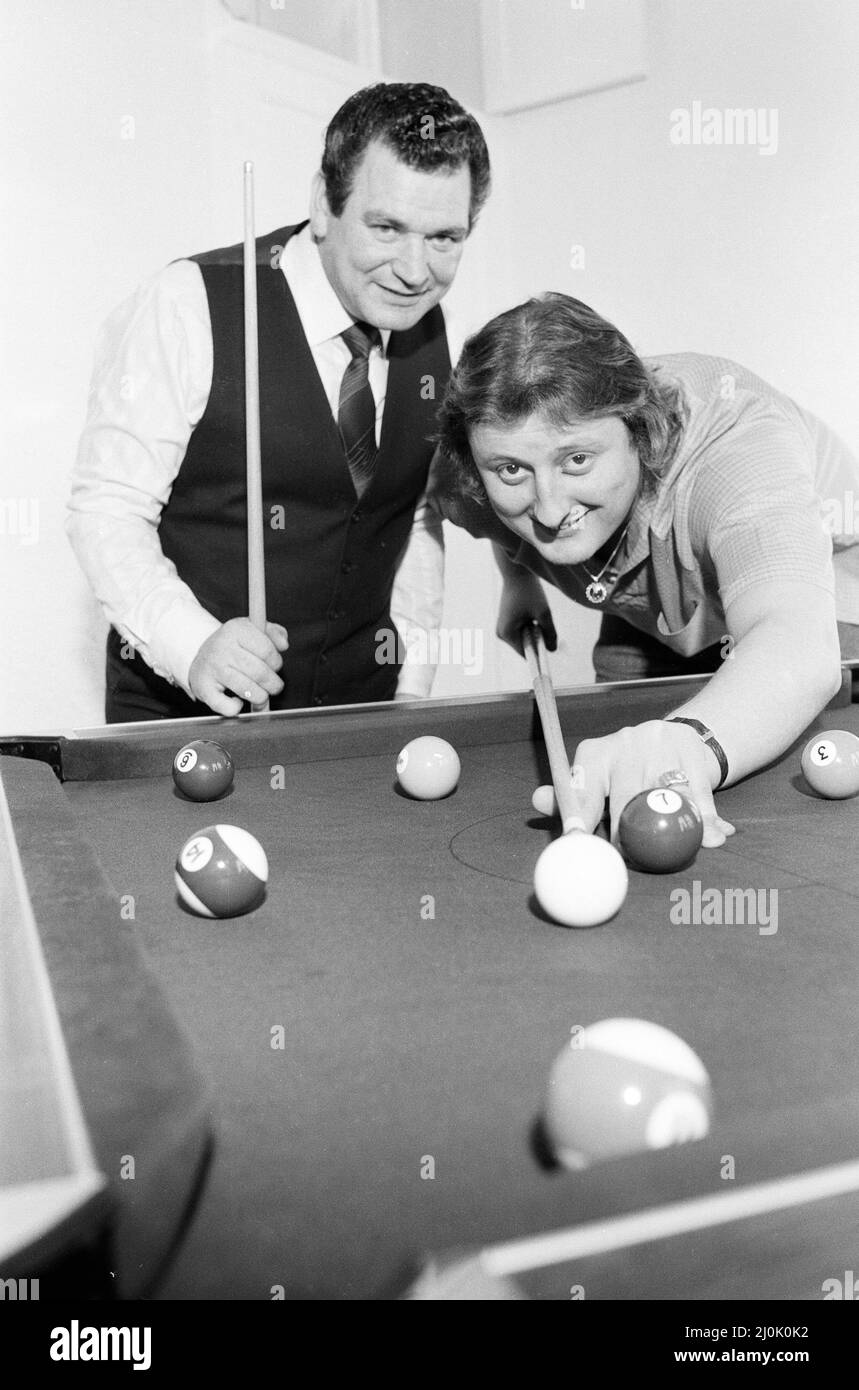 Eric Bristow, joueur de fléchettes britannique, a été photographié lors de sa retraite de campagne de 19th ans nouvellement achetée dans le Staffordshire.Voici une leçon de jeu de billard par Peter Fox, joueur numéro un anglais, dans sa nouvelle salle de jeux. 21st décembre 1982. Banque D'Images