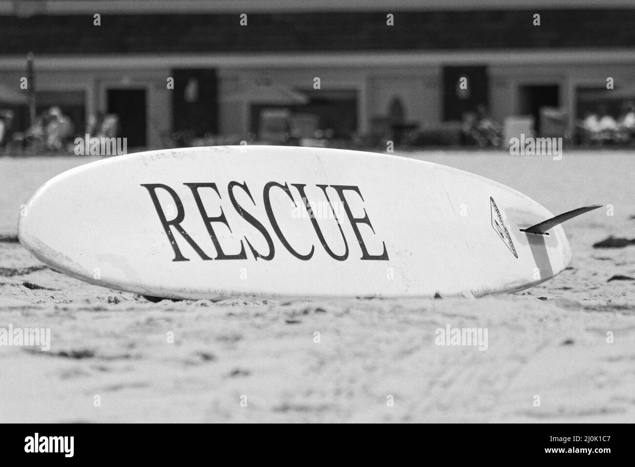 Surf sur la plage avec le TEXTE « SONORE », tourné en niveaux de gris Banque D'Images