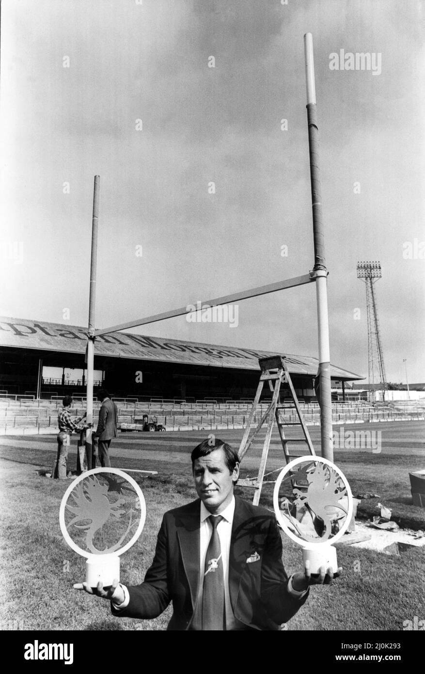 Le directeur général de Cardiff, Ron Jones, détient les casquettes de poste des Blue Dragons au parc Ninian hier, lorsque les postes de la Rugby League ont été temporairement érigés.13th juillet 1981. Banque D'Images