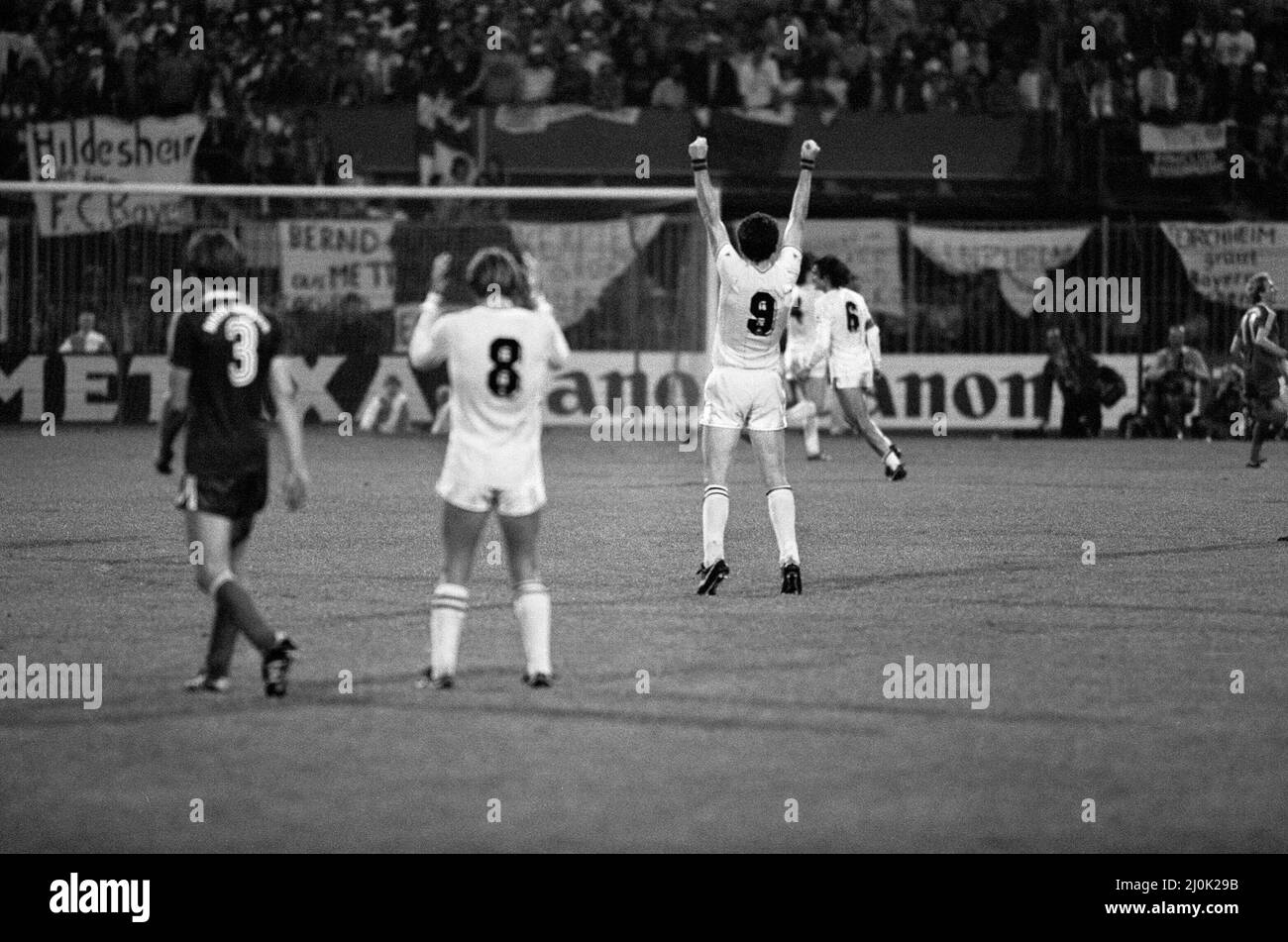 La finale de la coupe d'Europe 1982 a été jouée le 26 mai 1982. Aston Villa, championne d'Angleterre, a battu les vainqueurs de la ligue ouest-allemande Bayern Munich 1-0 à de Kuip à Rotterdam, pays-Bas pour gagner la coupe d'Europe pour la première, et jusqu'à présent, seulement le temps.26th mai 1982 (photo) les joueurs de Villa célèbrent au sifflet final. Banque D'Images