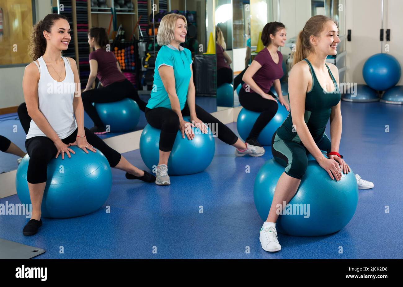 Femmes avec ballon de fitness à la salle de gym Photo Stock - Alamy