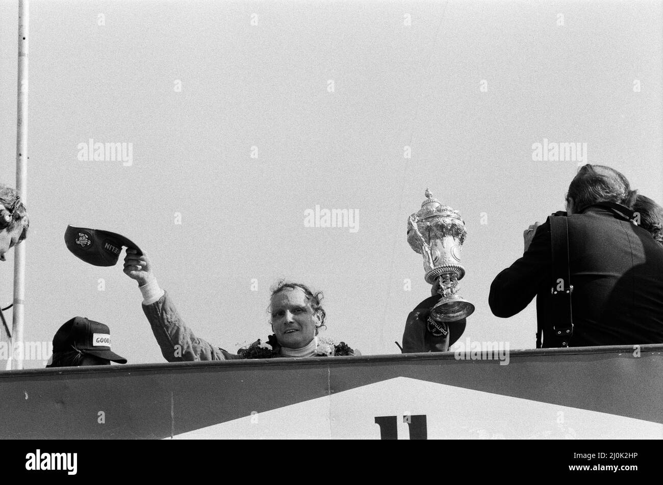 Niki Lauda, à la tête d'une Marlboro-McLaren, remporte le Grand Prix britannique à Brands Hatch. Lauda, championne du monde en 1975 et 1977, se place en troisième place dans le championnat des pilotes, derrière Pironi et Watson. Didier Pironi est arrivé deuxième chez Brands et Patrick Tambay troisième. Photo : victoire de Niki Lauda. 18th juillet 1982. Banque D'Images