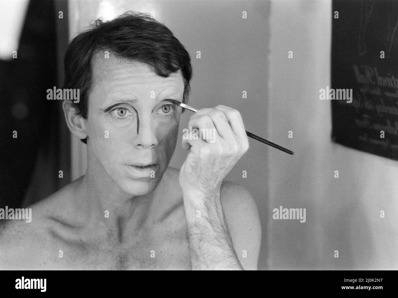 Kenn Wells, danseur qui joue le personnage Skimbleshanks dans West End show Cats, une comédie musicale basée sur le livre de poésie T. S. Eliot 1939 Old Possum's Book of Practical Cats, composé par Andrew Lloyd Webber, et montrant au New London Theatre, photographié dans son dressing, le mardi 10th novembre 1981. Banque D'Images