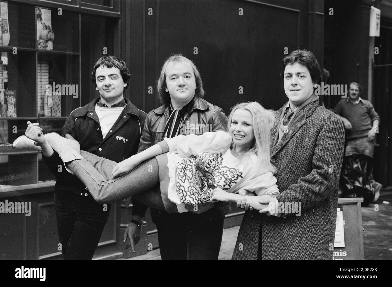 Les acteurs de la BBC comique satire 'pas le neuf O Clock News'.de gauche à droite sont: Rowan Atkinson, Mel Smith et Griff Rhys Jones Holding Pamela Stephenson. 20th octobre 1980. Banque D'Images