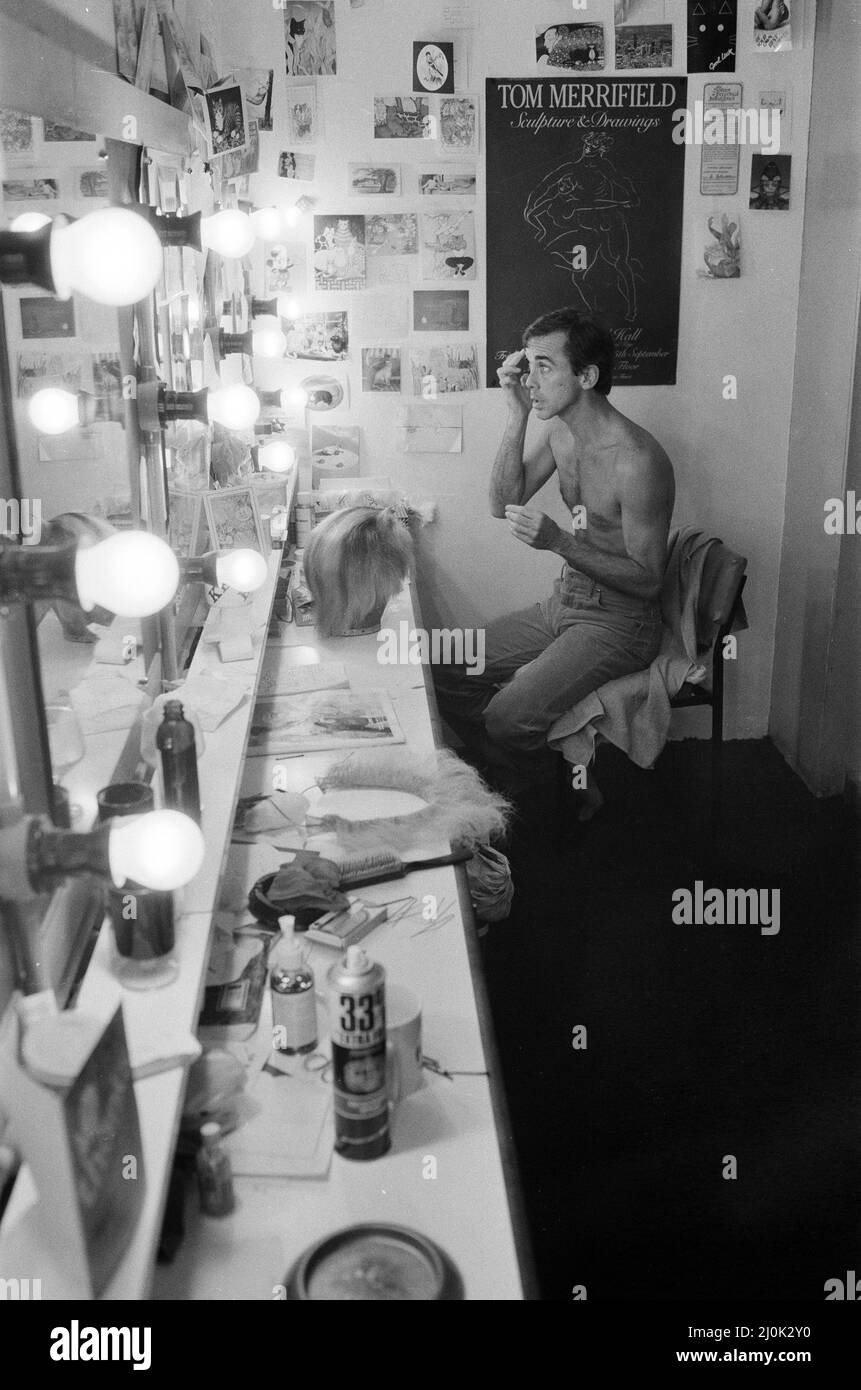 Kenn Wells, danseur qui joue le personnage Skimbleshanks dans West End show Cats, une comédie musicale basée sur le livre de poésie T. S. Eliot 1939 Old Possum's Book of Practical Cats, composé par Andrew Lloyd Webber, et montrant au New London Theatre, photographié dans son dressing, le mardi 10th novembre 1981. Banque D'Images