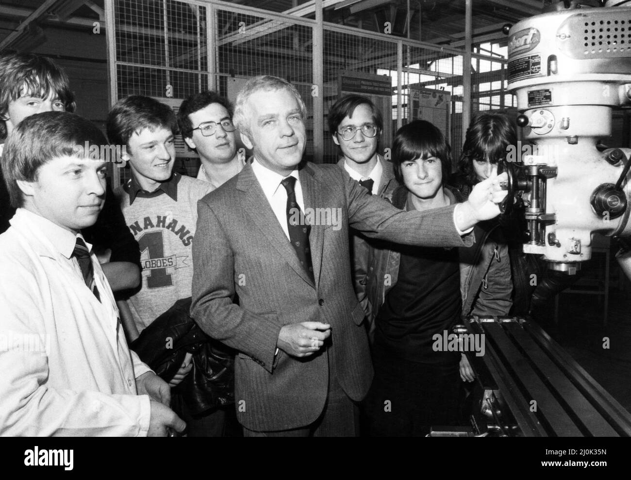 Programme des opportunités pour les jeunes les jeunes quittant l'école rencontrent M. John Egan, président de Jaguar Cars, au centre de formation Radford de l'entreprise. 24th août 1981. Banque D'Images