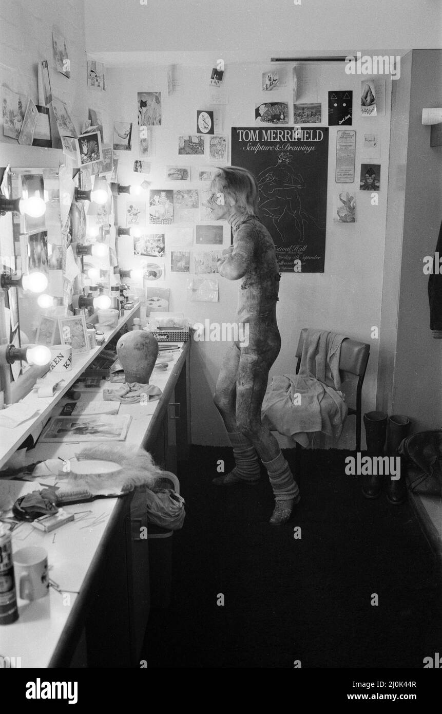 Kenn Wells, danseur qui joue le personnage Skimbleshanks dans West End show Cats, une comédie musicale basée sur le livre de poésie T. S. Eliot 1939 Old Possum's Book of Practical Cats, composé par Andrew Lloyd Webber, et montrant au New London Theatre, photographié dans son dressing, le mardi 10th novembre 1981. Banque D'Images