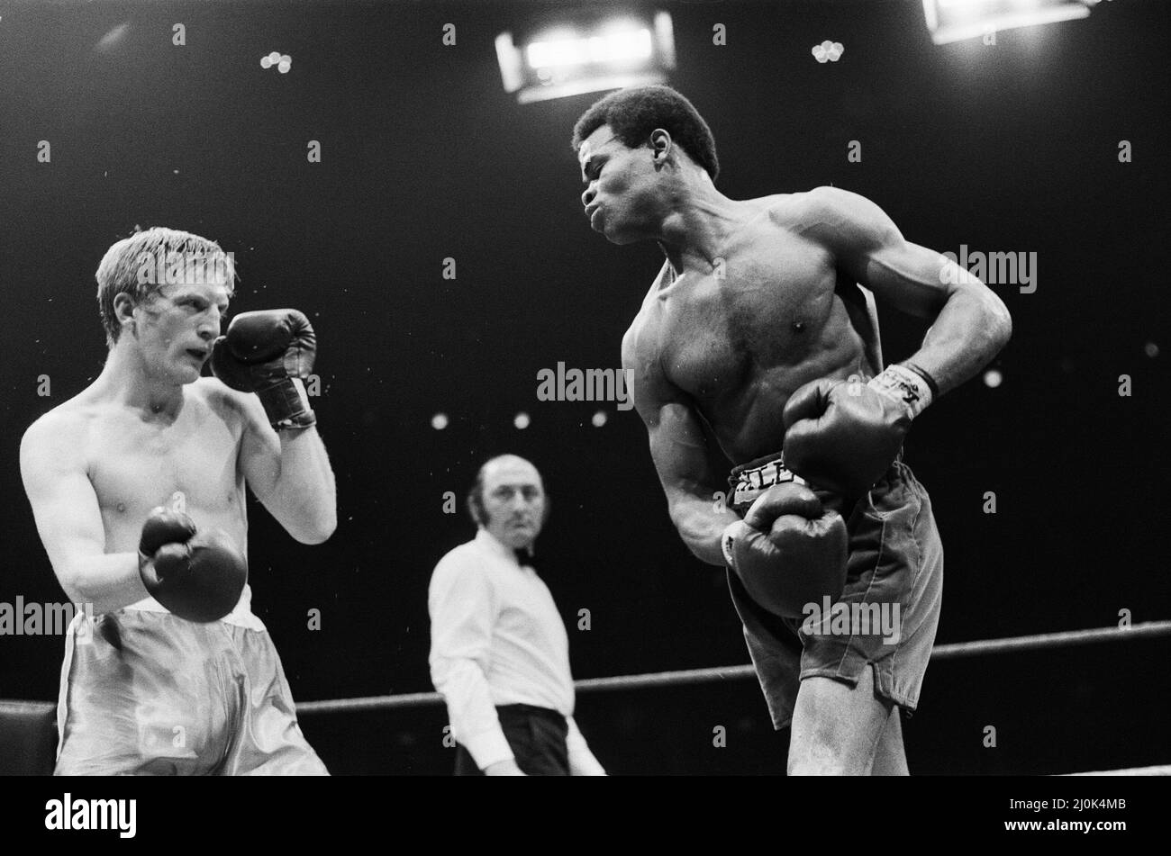 Colin Jones v Kirkland Laing pour le titre champion du Commonwealth britannique, l'Empire britannique (mi-moyens) Titre. Jones a gagné par TKO au round 9.(photo) Jones (à gauche) et Laing il bataille. 28 avril 1981 Banque D'Images