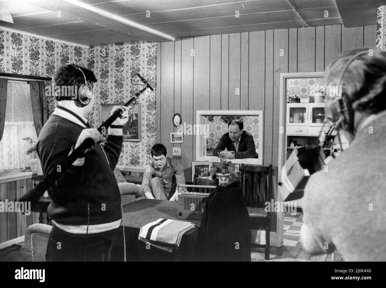 Taff Acre, 1981 ans, un feuilleton de jour sur les habitants du village minier de Taff Acre, dans le sud du pays de Galles. Course à pied pour la saison 1, 26 épisodes. Photo : prise d'une scène pour l'un des deux épisodes pilotes. Le salon de la maison familiale Johnson et les caméras roulent comme Max Johnson, acteur Emrys James, parle à son fils plus jeune Waynes, Stephen Davis. 20th janvier 1981. Banque D'Images