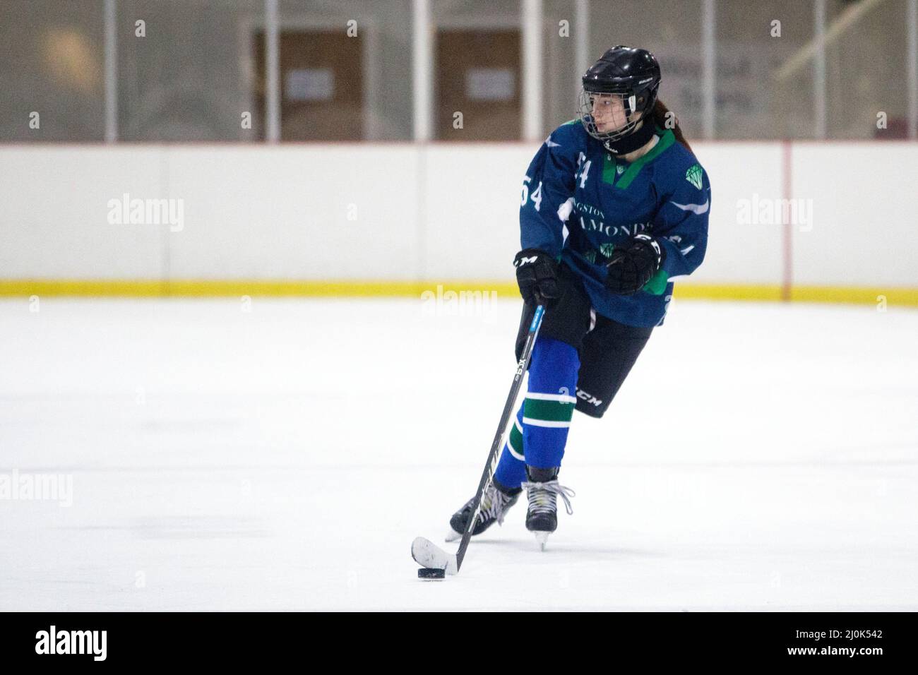 Londres, Royaume-Uni. 19th mars 2022. Grace Cooper (54 Kingston Diamonds) en action pendant le match élite de la Ligue nationale de hockey sur glace de Womens entre Streatham Storm et Kingston Diamonds au Streatham Ice and Leisure Centre de Londres, en Angleterre. Liam Asman/SPP crédit: SPP Sport presse photo. /Alamy Live News Banque D'Images