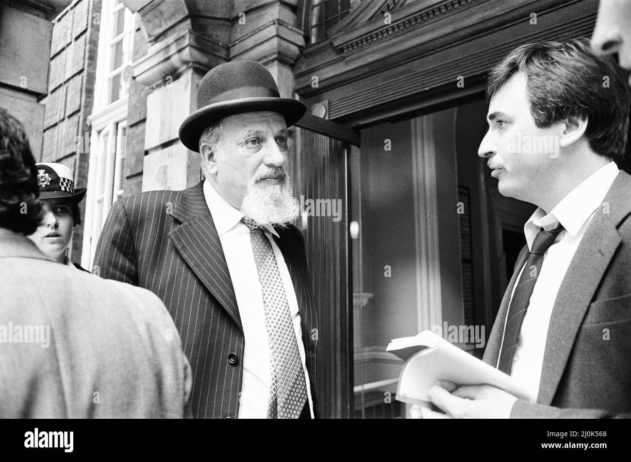 Scenes Outside Hospital, The National Hospital for Neurology and Neurochirurgie, Queen Square, Londres, vendredi 4th juin 1982. Notre photo montre ... le Grand Rabbin, Emmanuel Jakobovits à l'extérieur de l'hôpital. C'est là que Shlomo Argov, l'ambassadeur israélien au Royaume-Uni, a été pris après une tentative d'assassinat la veille. Shlomo Argov a été tiré dans la tête lorsqu'il est arrivé dans sa voiture après un banquet à l'hôtel Dorchester, à Park Lane, Londres. Argov n'a pas été tué, mais il a été grièvement blessé. Israël a utilisé la tentative de la vie d'Argov comme motif de la guerre du Liban de 1982. Banque D'Images