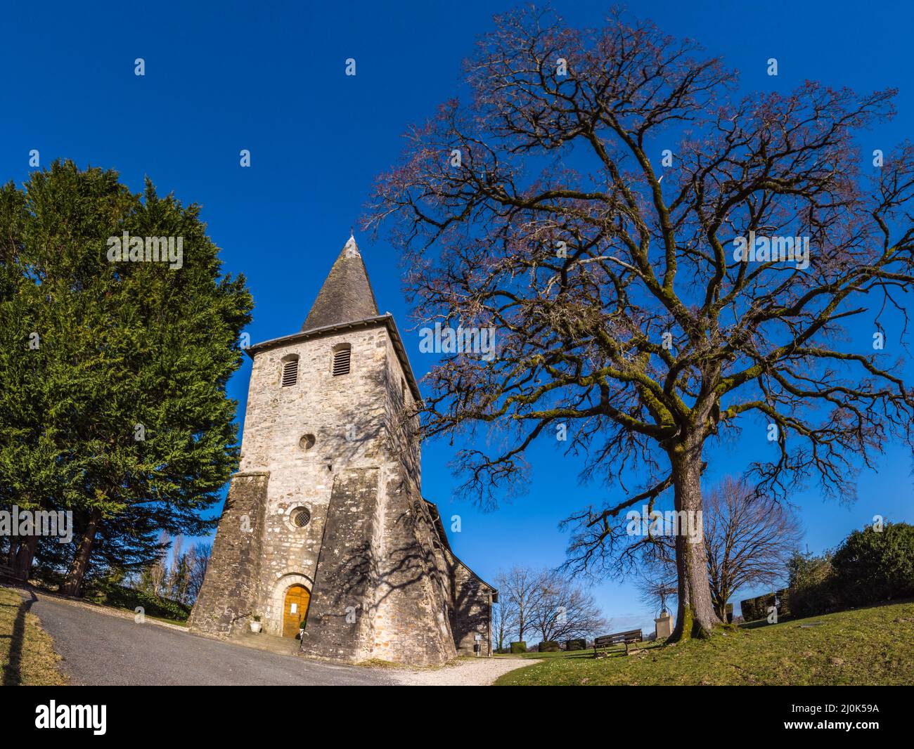 Sadroc (Corrèze, Nouvelle Aquitaine, France) - vue panoramique de l'église Saint-Pierre en hiver Banque D'Images