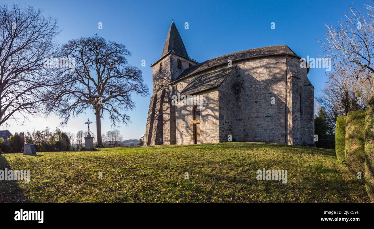 Sadroc (Corrèze, Nouvelle Aquitaine, France) - vue panoramique de l'église Saint-Pierre en hiver Banque D'Images