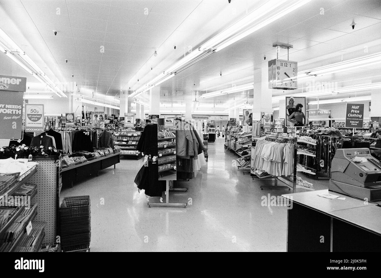 Woolworths Store, Holborn, Londres, 13th août 1980. 420pm et pas une personne en vue. C'est la scène dans un magasin de Woolworths de Londres après qu'ils ont annoncé une chute drastique des bénéfices. Banque D'Images