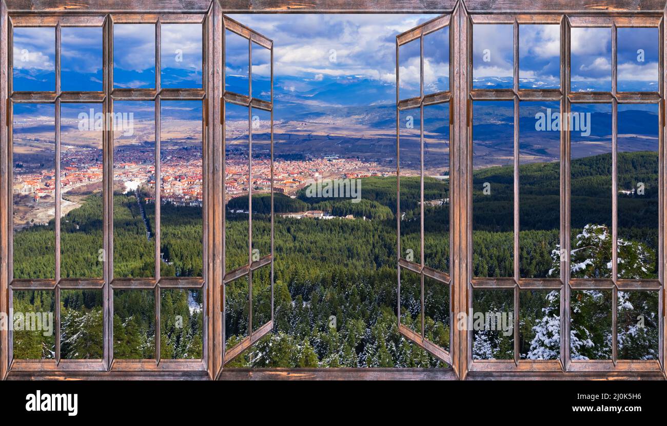 Paysage de la nature à travers une fenêtre avec des rideaux Banque D'Images