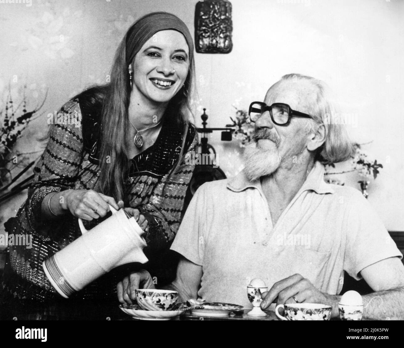 Œufs pour le petit déjeuner pour Stewart Farrar et son épouse Janet chez Swords, dans le Grand Dublin, en Irlande. 10th novembre 1982. Banque D'Images