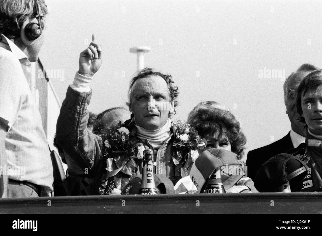 Niki Lauda, à la tête d'une Marlboro-McLaren, remporte le Grand Prix britannique à Brands Hatch. Lauda, championne du monde en 1975 et 1977, se place en troisième place dans le championnat des pilotes, derrière Pironi et Watson. Didier Pironi est arrivé deuxième chez Brands et Patrick Tambay troisième. Photo : victoire de Niki Lauda. 18th juillet 1982. Banque D'Images