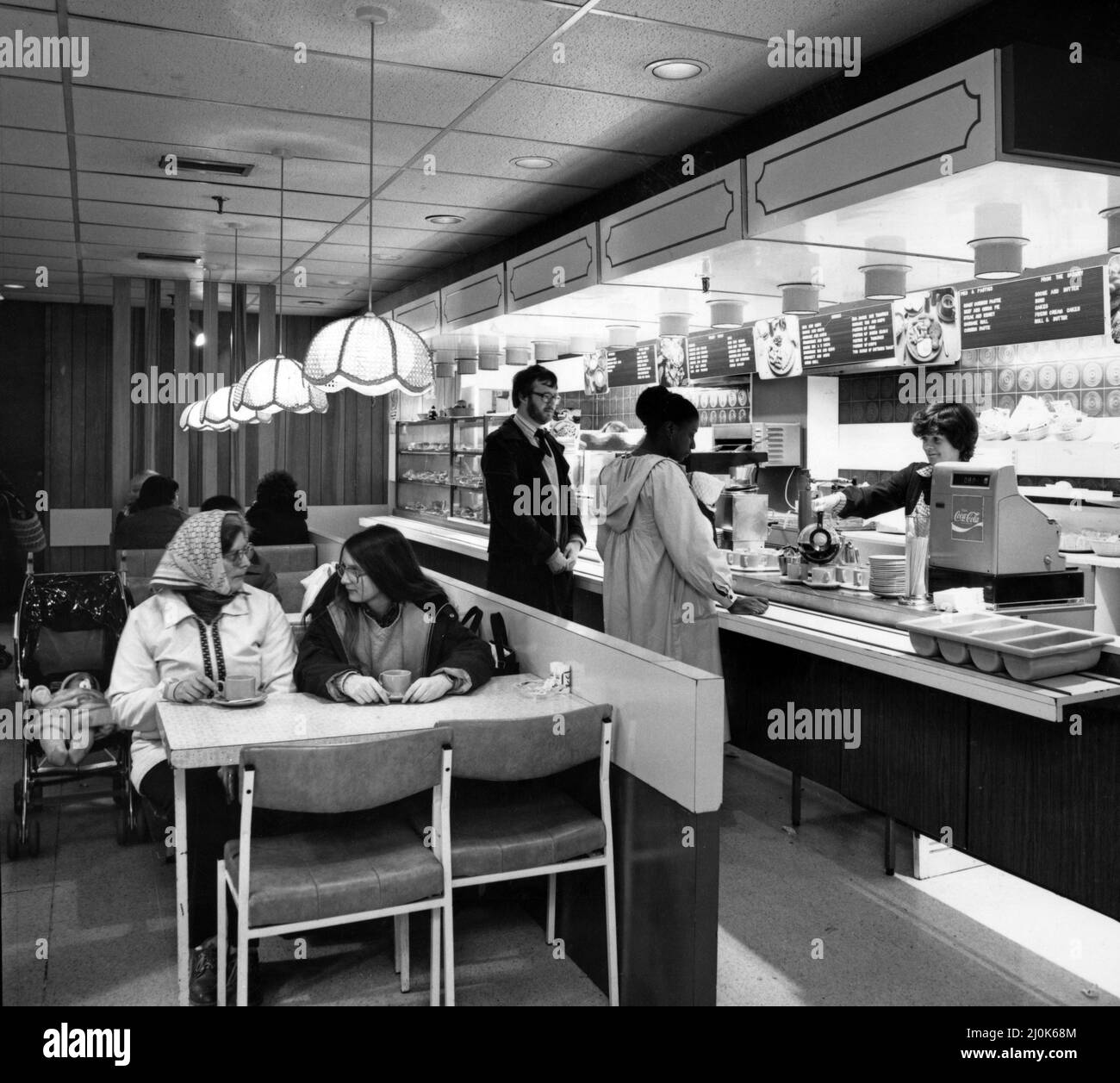 La cafétéria Stanton, à l'intérieur du supermarché Fine Fare à Chelmsley Wood. 1st mai 1981. Banque D'Images