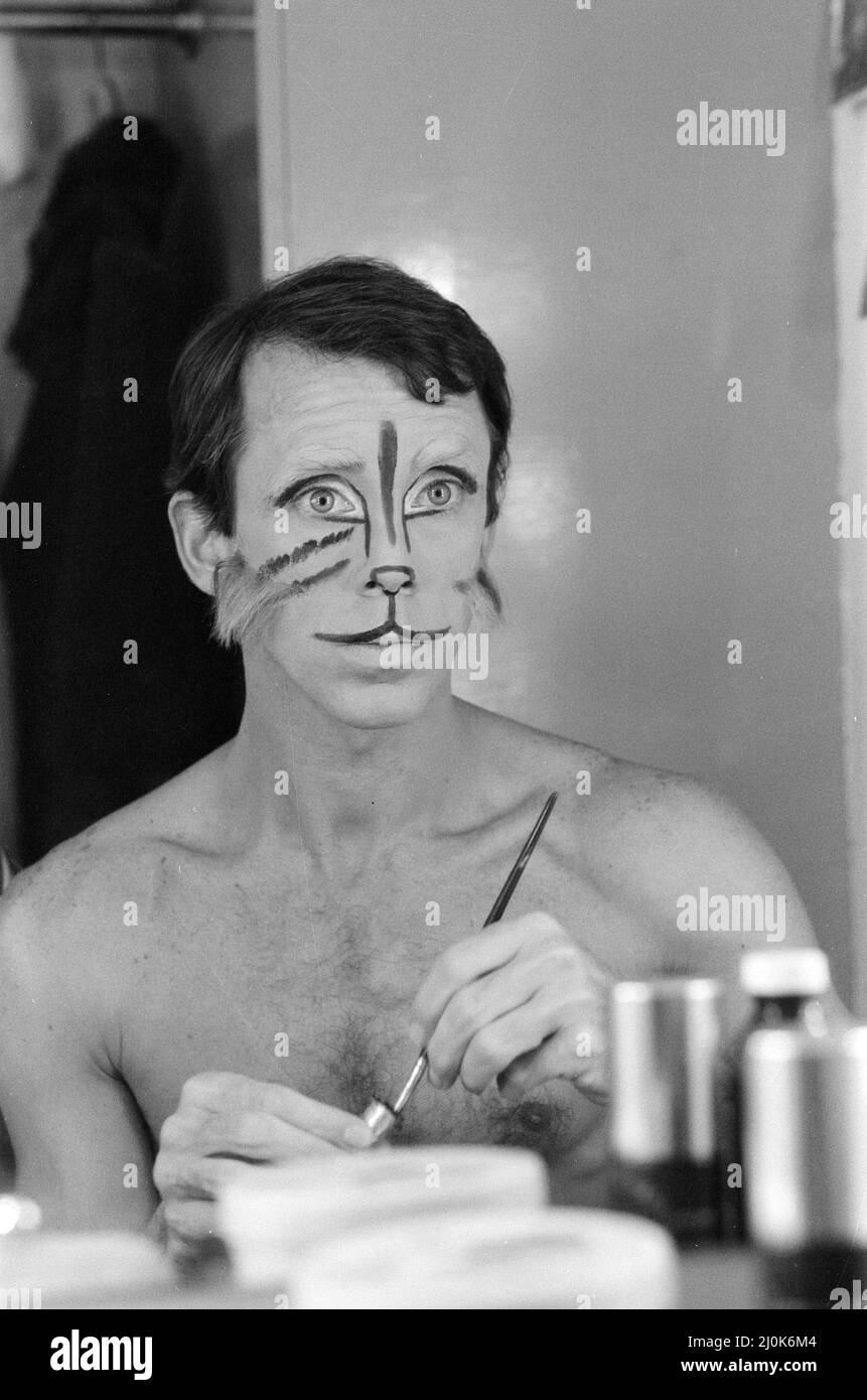 Kenn Wells, danseur qui joue le personnage Skimbleshanks dans West End show Cats, une comédie musicale basée sur le livre de poésie T. S. Eliot 1939 Old Possum's Book of Practical Cats, composé par Andrew Lloyd Webber, et montrant au New London Theatre, photographié dans son dressing, le mardi 10th novembre 1981. Banque D'Images