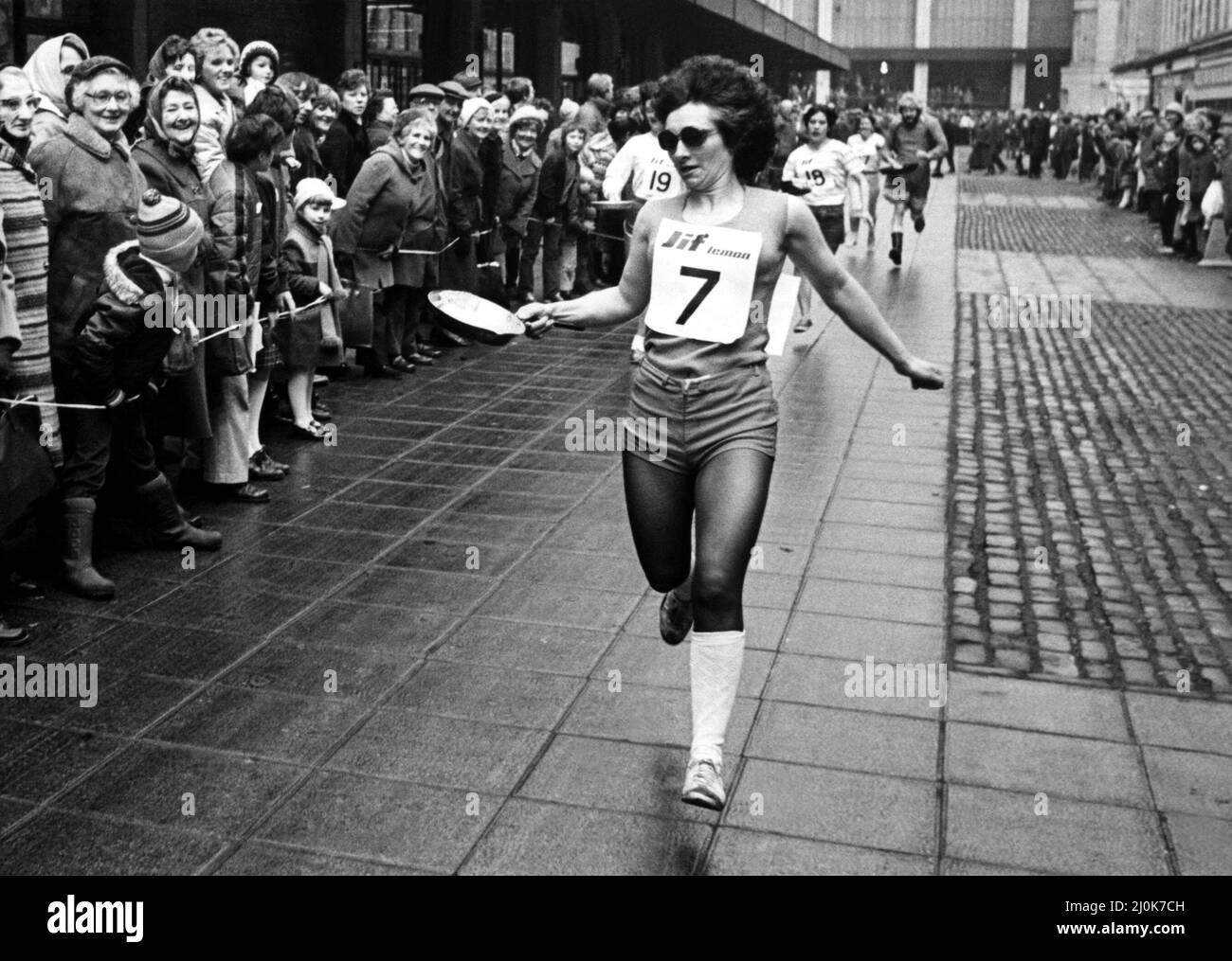 Mary McCallum, de Ryton, Gateshead, a pris la victoire dans la chaleur régionale de la course de bureau de Jif Lemon, acclamée par les shoppers pendant la course de 100 yards le long de Clayton Street à Newcastle 24 février 1981, Mary a également remporté la course l'année précédente Banque D'Images