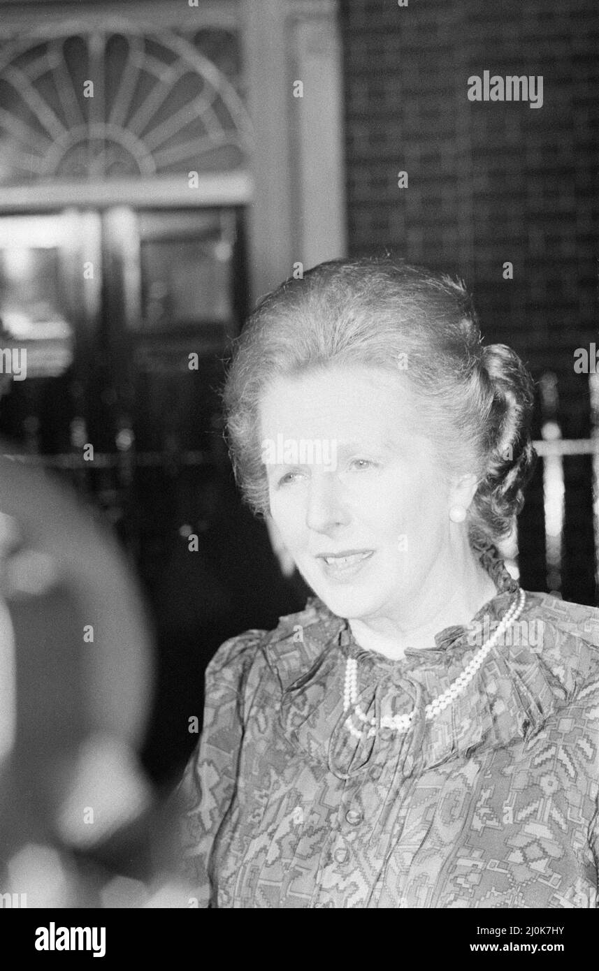 Margaret Thatcher, PM en photo, parlant à la presse à l'extérieur de Downing Street, Londres, soirée du lundi 14th juin 1982. Conflit des Malouines. Un cessez-le-feu a été déclaré le 14th juin et le commandant de la garnison Argentine de Stanley s'est rendu le même jour au général de division Jeremy Moore. Banque D'Images