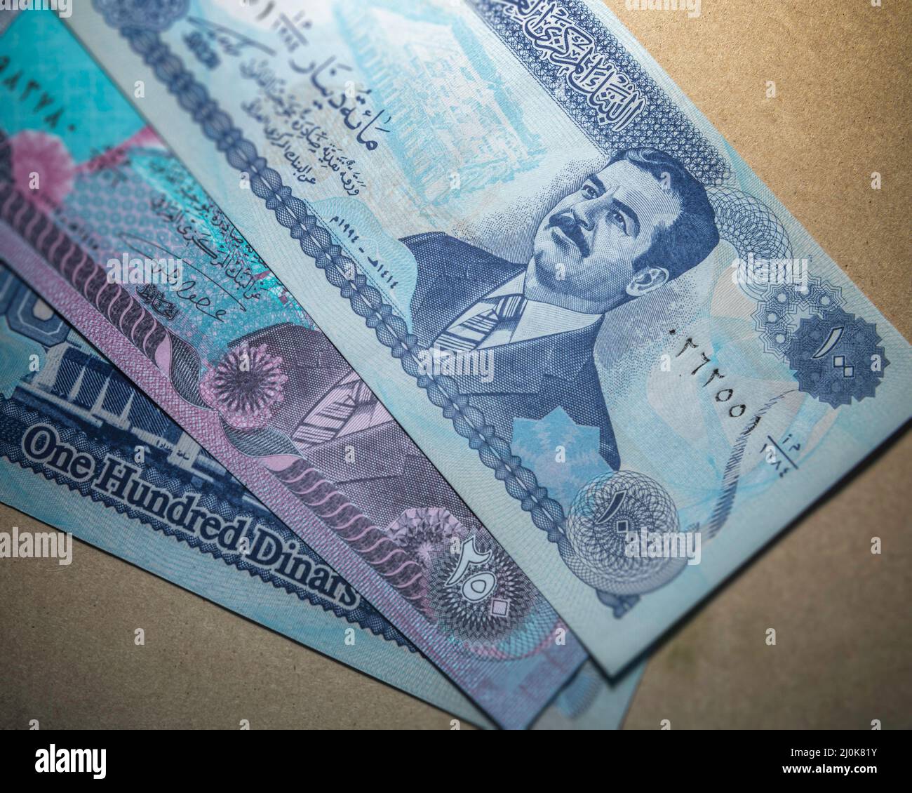 Gros plan de l'ancienne monnaie des dinars irakiens avec Saddam Hussein sur le front. Banque D'Images