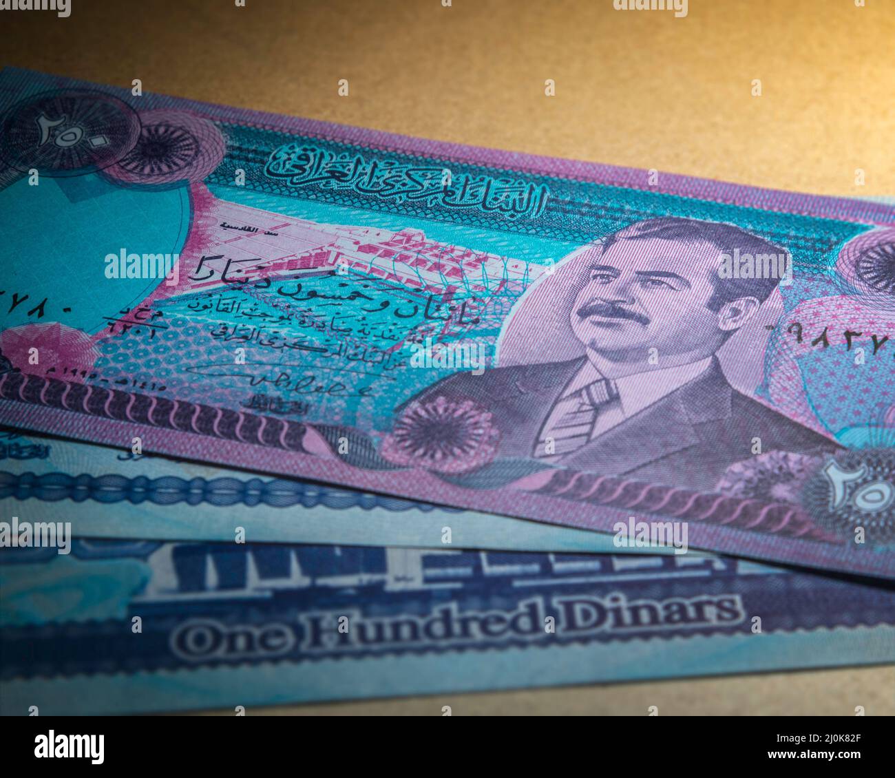 Gros plan de l'ancienne monnaie des dinars irakiens avec Saddam Hussein sur le front. Banque D'Images