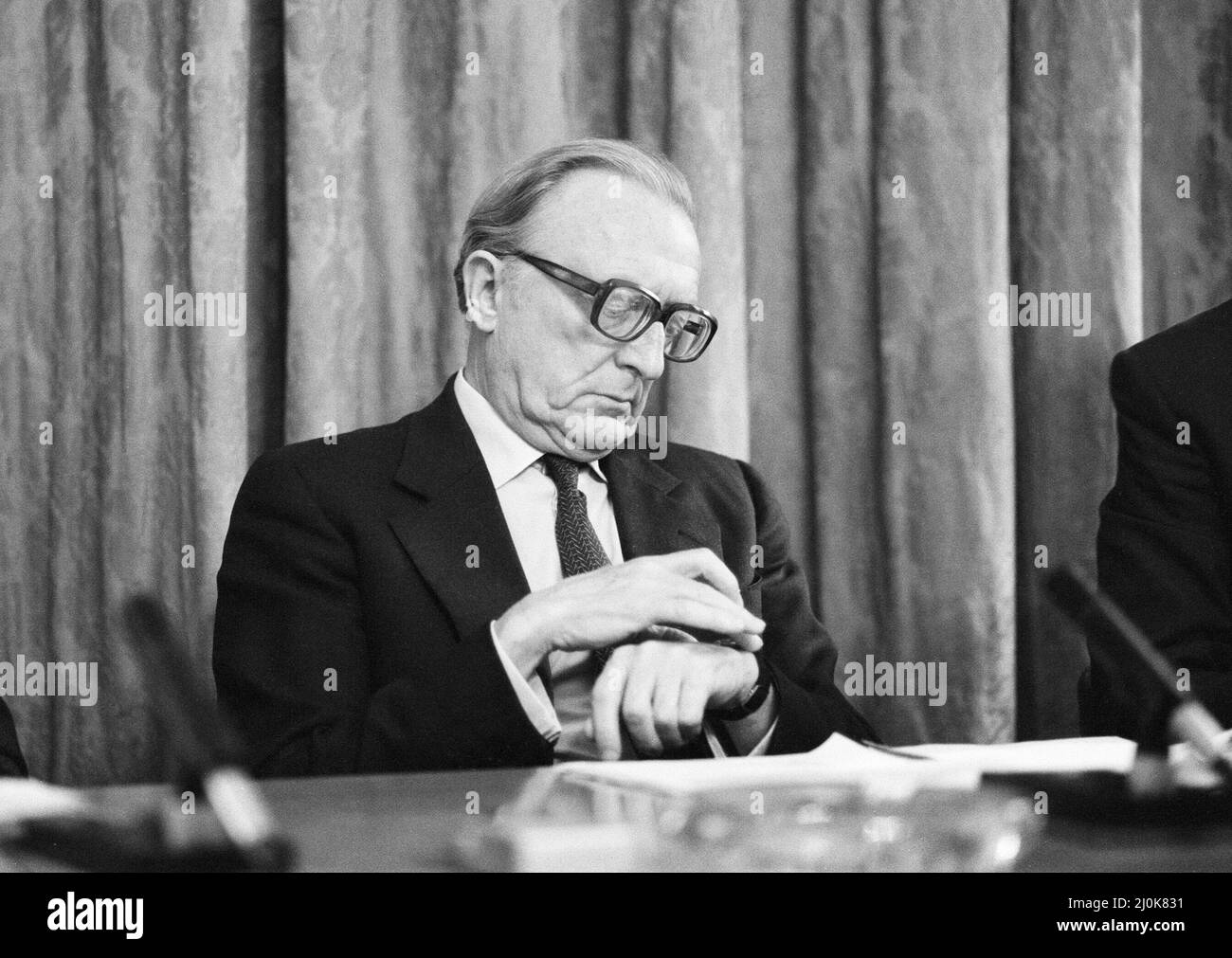 Lord Carrington, secrétaire aux Affaires étrangères, et John Nott, secrétaire à la Défense, lors d'une conférence de presse tenue au bureau des Affaires étrangères pour faire une déclaration sur l'invasion des Malouines par l'Argentine. 2nd avril 1982. Banque D'Images Lord Carrington, secrétaire aux Affaires étrangères, et John Nott, secrétaire à la Défense, lors d'une conférence de presse tenue au bureau des Affaires étrangères pour faire une déclaration sur l'invasion des Malouines par l'Argentine. 2nd avril 1982. Banque D'Images