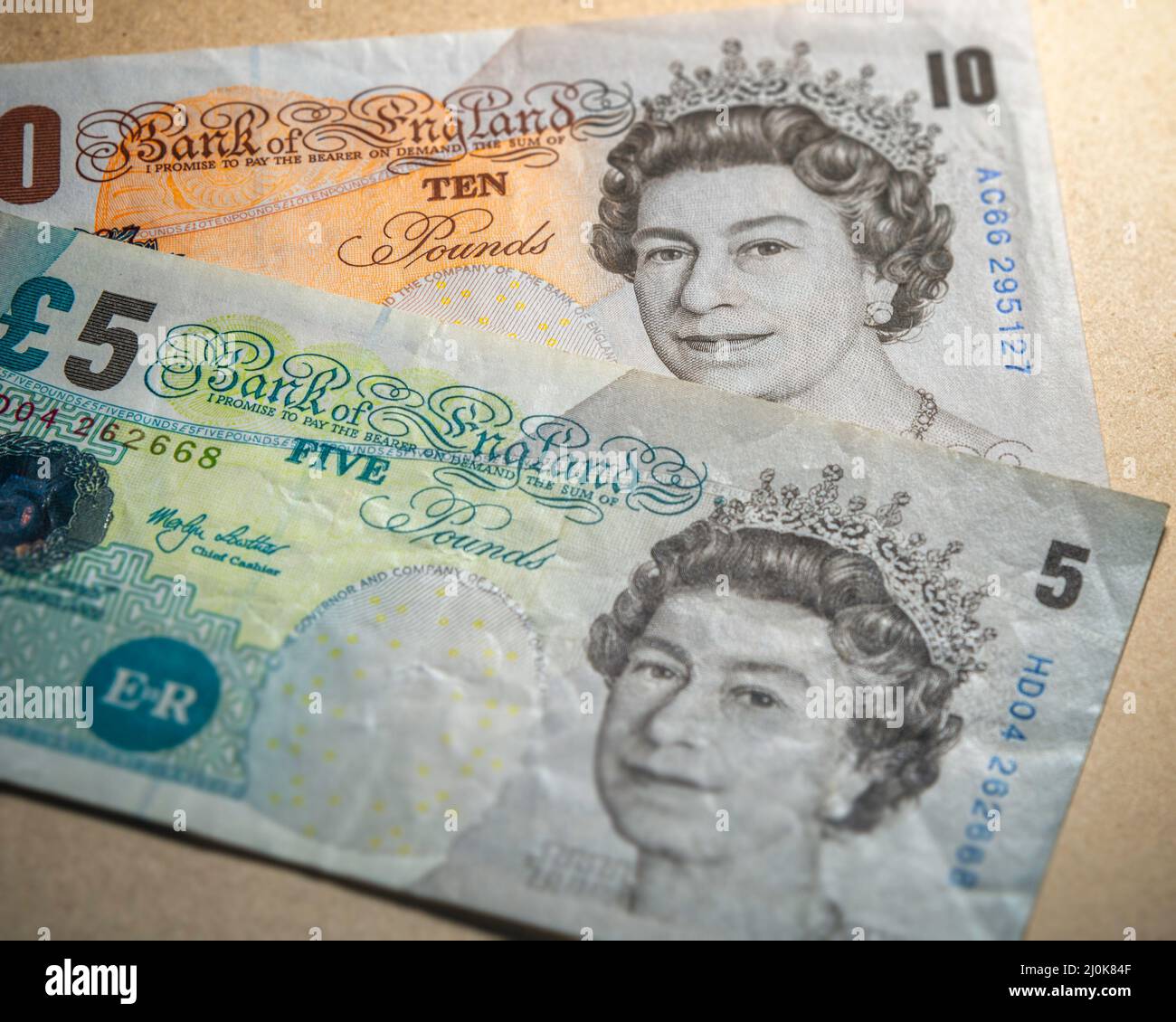 Une paire de billets de la Banque d'Angleterre avec la reine Elizabeth sur le devant. Banque D'Images