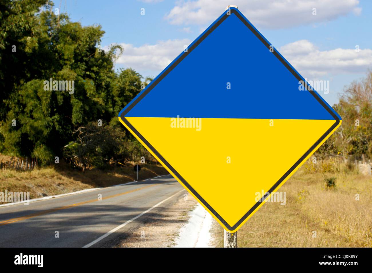 panneau de signalisation avec drapeau ukrainien - couleurs bleu et jaune disposées horizontalement Banque D'Images