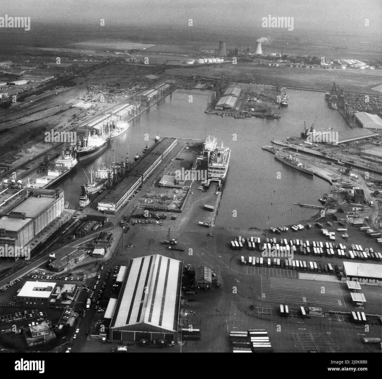 Les docks du roi George et de la reine Elizabeth, Hull, vus depuis le poste de pilotage d'un avion de reconnaissance Jaguar de la RAF qui se déplace à 400 km/h au-dessus du port. Cette image a été prise peu avant que le North Sea Ferry Norland ne soit réquisitionné pour la guerre des Malouines. Il montre que le navire a amarré au terminal de ferry au centre de la photo. À droite, l'Exocet de la Royal Navy armé Leander classe Frigate HMS Minerva, sur une visite de port peut être vu attaché. 7th mai 1982 Banque D'Images