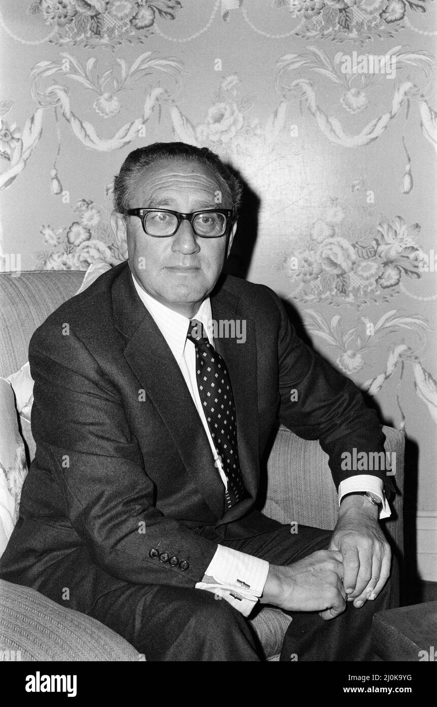 Henry Kissinger lors d'une conférence de presse, répondant à des questions sur son dernier livre, années of bouleversements. Claridge's Hotel, Londres. 27th avril 1982. Banque D'Images