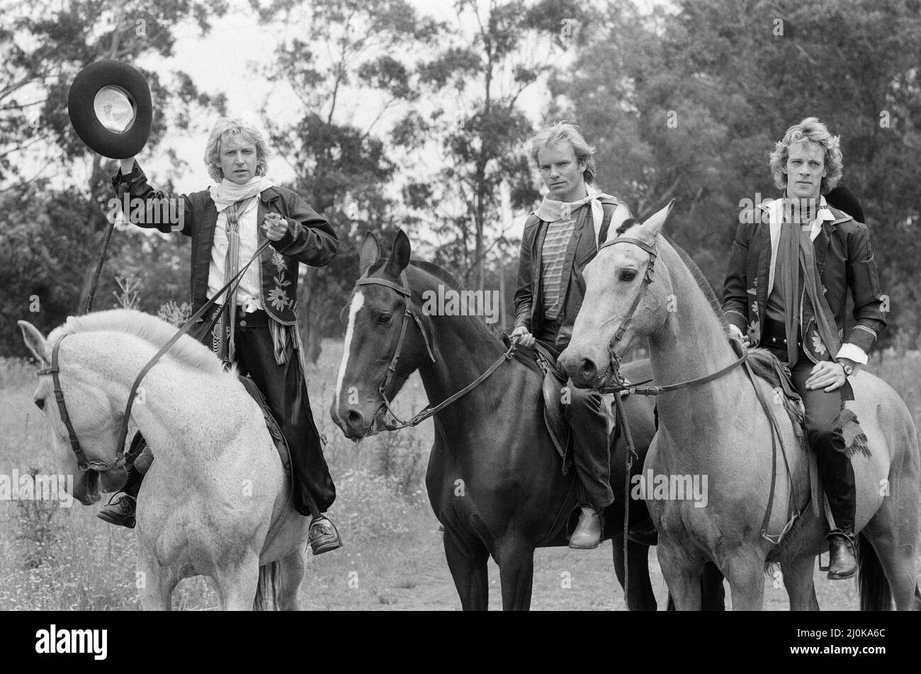 La police, groupe pop/rock, photographié sur des chevaux. À gauche est le guitariste Andy Summers Middle is Sting (nom réel Gordon Sumner) à droite est le batteur Stewart Copeland photo prise en Amérique du Sud, alors que le groupe était en tournée en 1980. Photo prise le 18th décembre 1980 Banque D'Images