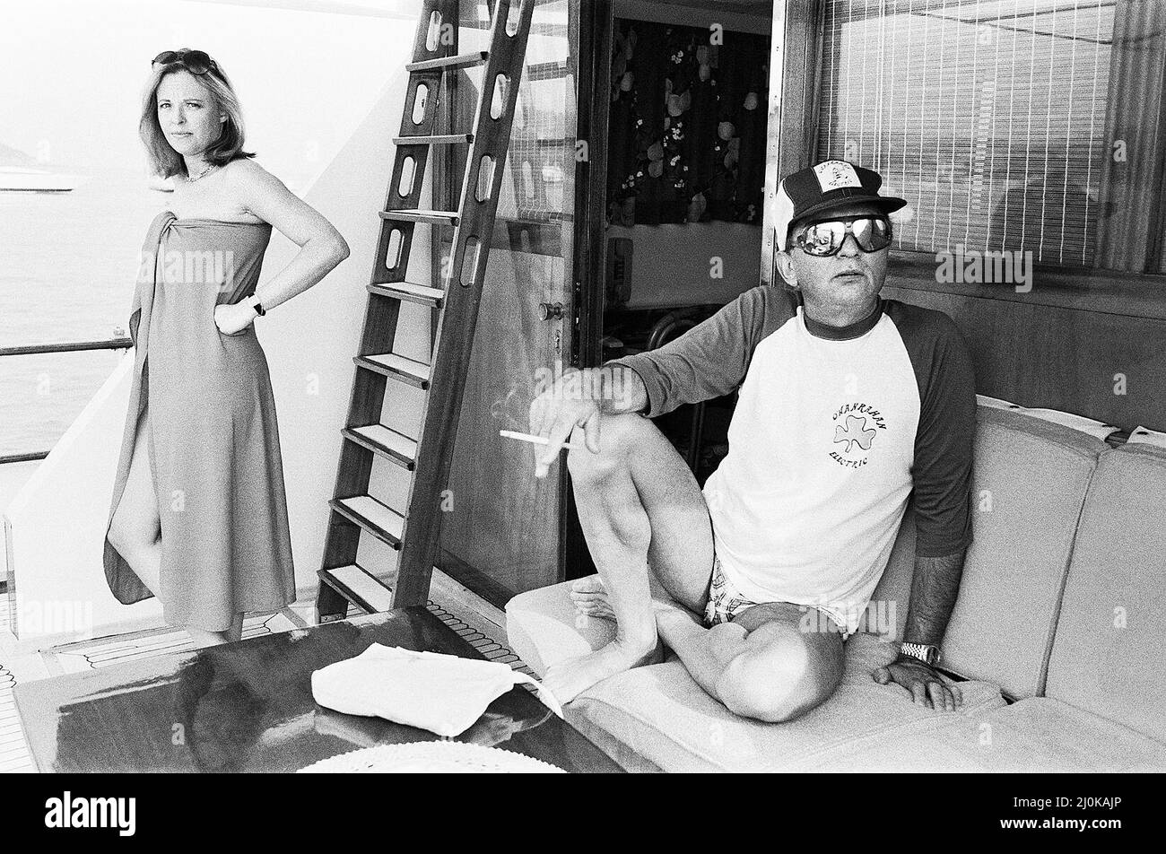 L'auteur Harold Robbins prend un jour de congé après avoir écrit son nouveau roman « Au revoir Janette » pour passer la journée à se détendre sur son yacht « Gracara ». Le yacht est amarré dans le port Canto-Cannes et il a navigué à St Tropez avec des amis pour le déjeuner. 30th septembre 1980. Banque D'Images