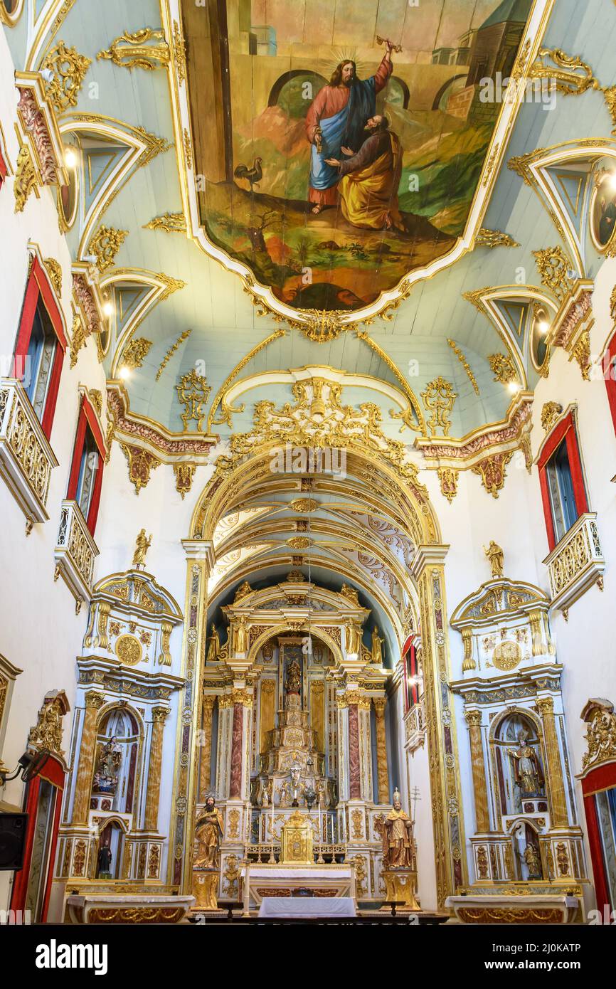 Plafond et autel de l'église de Sao Pedro dos Clerigos créée au 18th siècle dans le district de Pelourinho, Salvador Banque D'Images
