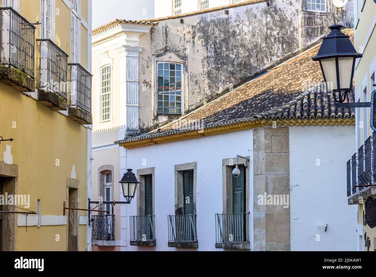 Façade de maisons anciennes de style colonial conservées sur les pentes de Pelourinho Banque D'Images