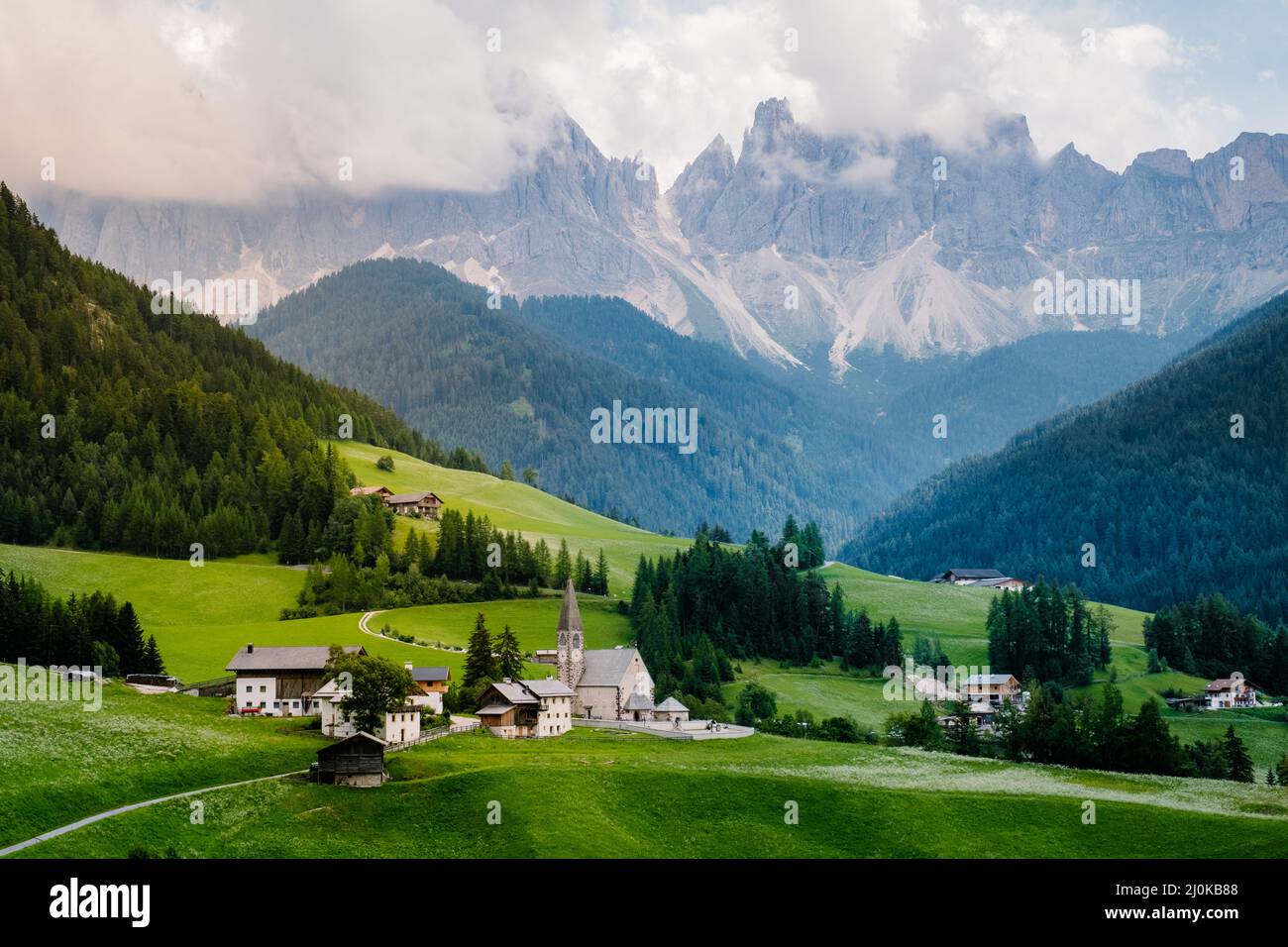 Village de Santa Magdalena à Val di Funes sur les Dolomites italiens. Vue automnale de la vallée avec arbres colorés et Odle Mount Banque D'Images