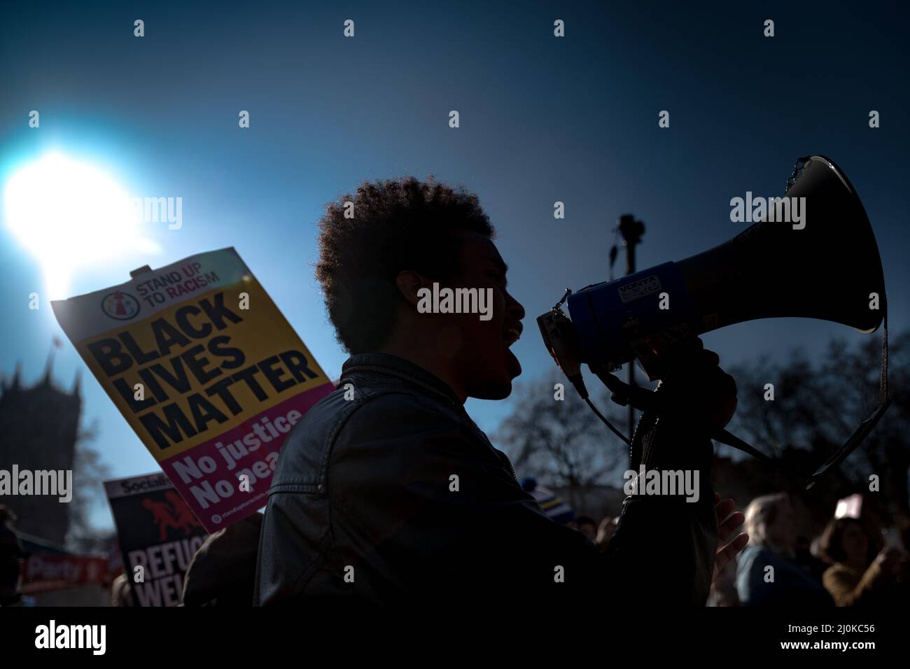 Londres, Royaume-Uni. 19th mars 2022. Journée des Nations Unies contre le racisme: Des milliers de manifestants contre le racisme défilent dans le centre de Londres pour marquer la Journée des Nations Unies contre le racisme. Les organisateurs se sont opposés au racisme ont mené la marche de protestation « tous les réfugiés - Marche contre le racisme » de la BBC Broadcasting House à travers Whitehall jusqu'à la place du Parlement. Credit: Guy Corbishley/Alamy Live News Banque D'Images