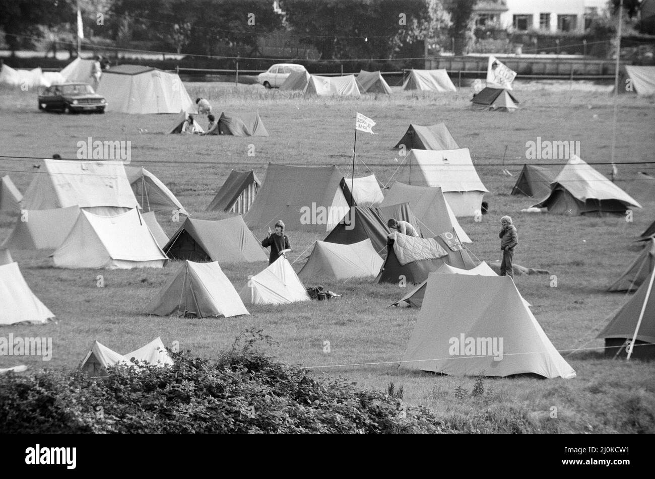 Le camping grandit à mesure que les festivaliers commencent à arriver pour le festival national du rock de 20th, qui a lieu du 22nd au 24th août, à Richfield Avenue, Reading, août 1980. Banque D'Images