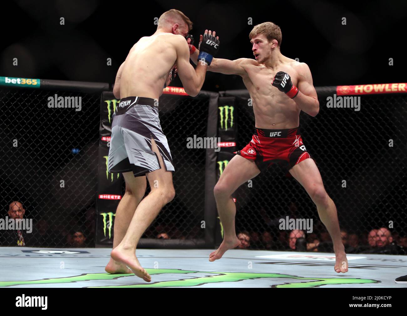 Arnold Allen (à droite) et Dan Hooker dans le combat Featherweight au O2, Londres. Date de la photo: Samedi 19 mars 2022. Banque D'Images