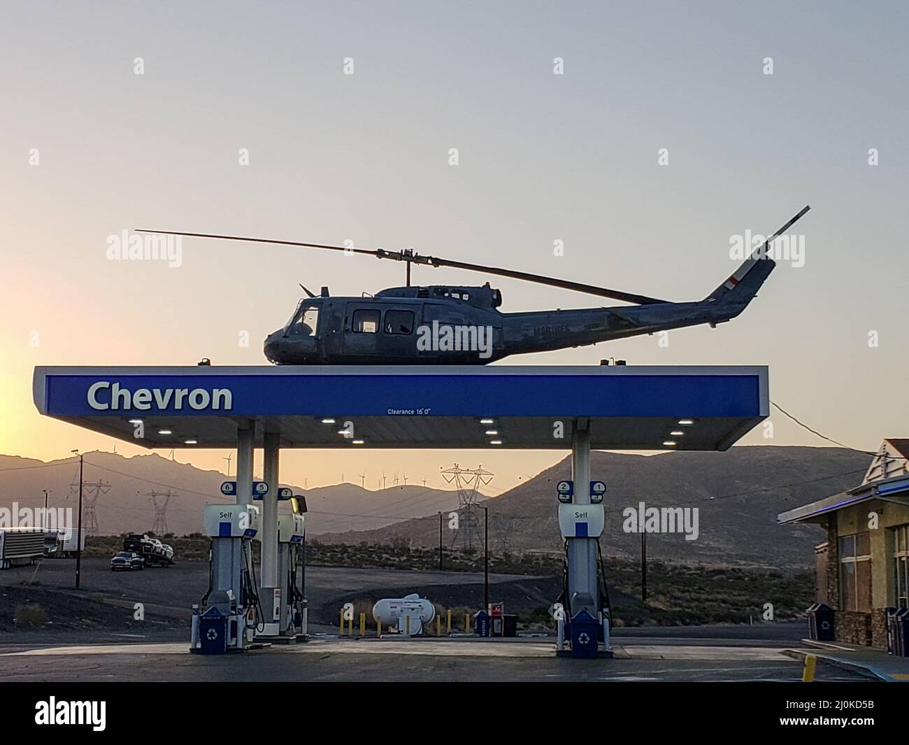 Station-service de Californie avec hélicoptère sur le toit à Jacumba, Californie, juste à côté de l'Interstate 8 Banque D'Images