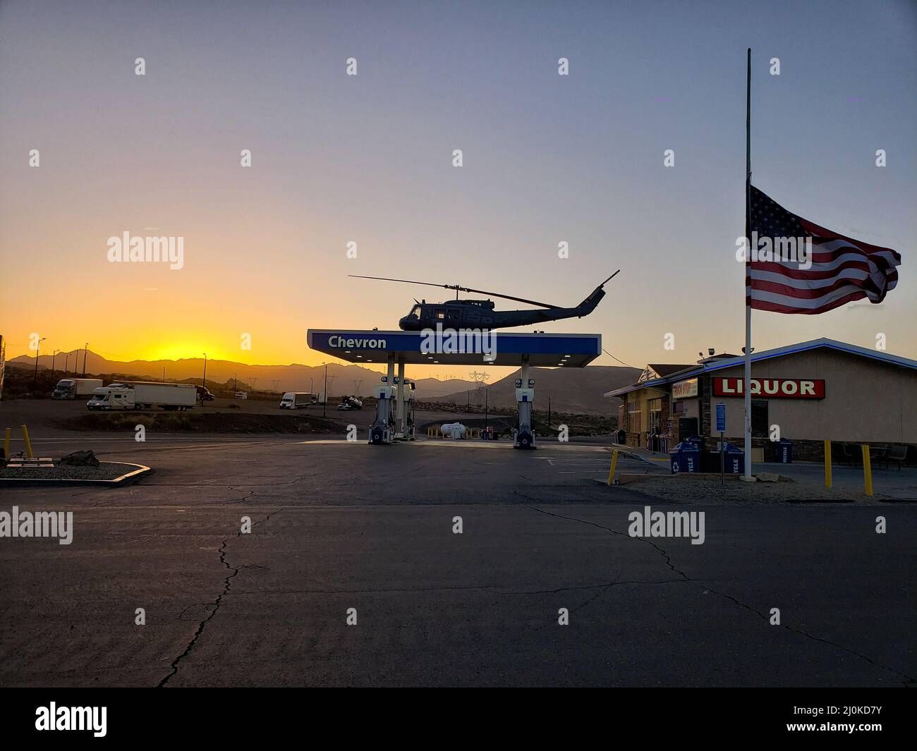 Lever du soleil à une station-service de Californie avec hélicoptère sur le toit, à Jacumba, Californie, juste à côté de l'Interstate 8 Banque D'Images
