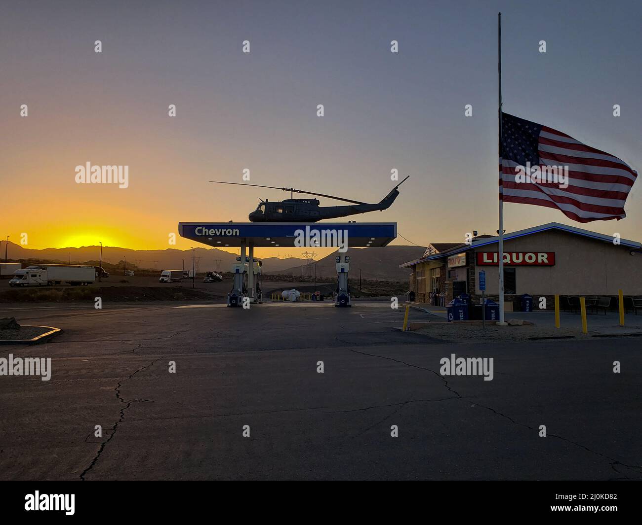 Lever du soleil à une station-service de Californie avec hélicoptère sur le toit, à Jacumba, Californie, juste à côté de l'Interstate 8 Banque D'Images